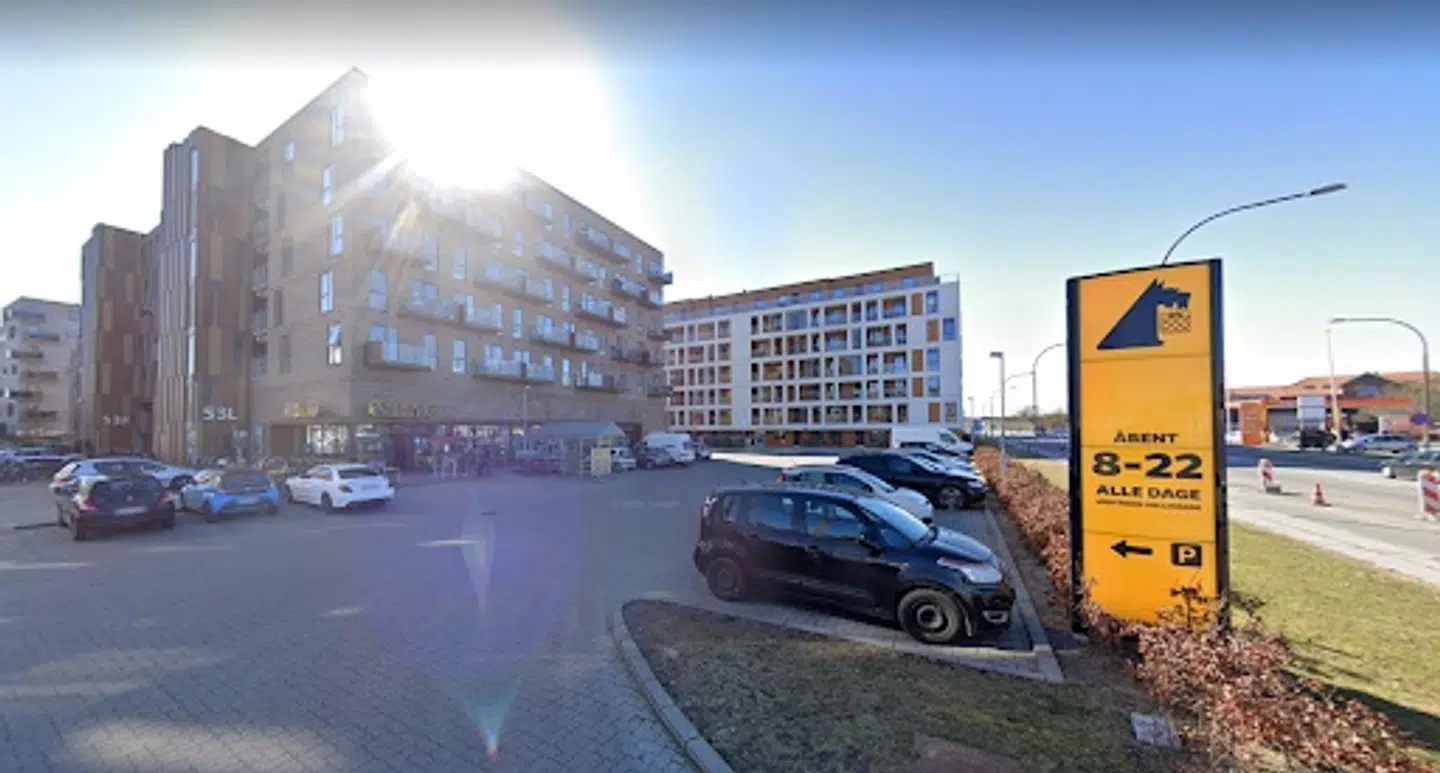 Ifølge sigtelsen var der flere gerningsmænd ved røveriet, der skete omkring klokken 21.00 ud for Søren Frichs Vej 53B ved Netto.