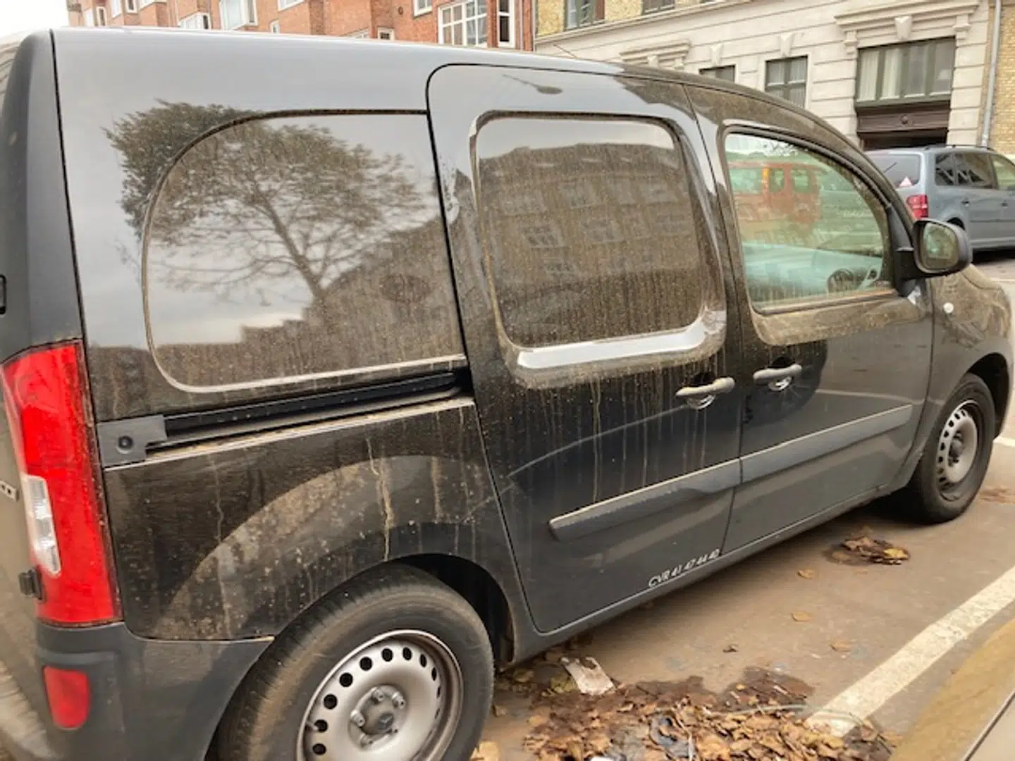 Flere biler var blevet ramt. Foto: Susanne Kaasby-Wang