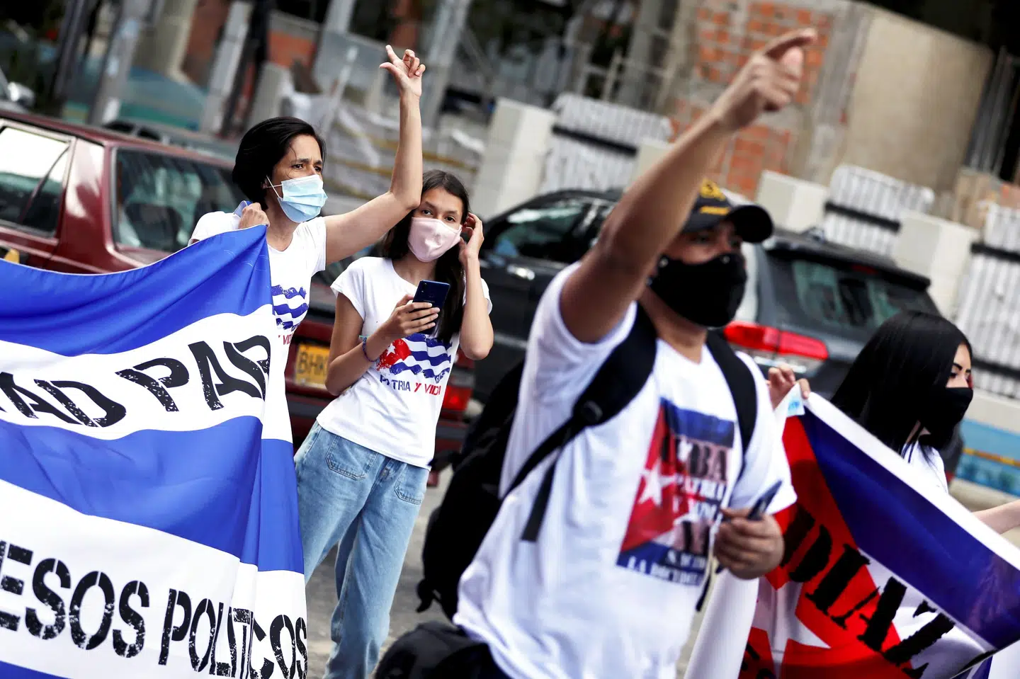 Cubanere bosiddende i Colombia protesterede mandag foran Cubas ambassade i Bogota i solidaritet med de planlagte demonstrationer i Havana og andre cubanske byer, som myndighederne forhindrede. Luisa Gonzalez/Reuters