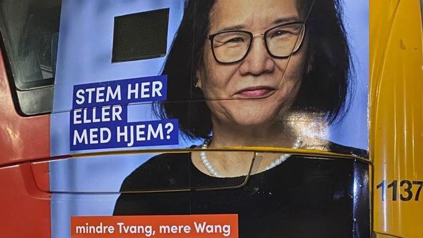 Venstre-kandidaten ved kommunalvalget i København bryder i øjeblikket de københavnske lygtepæle under sloganet 'Stem her eller med hjem?', der ifølge politikeren er en reference til det frie valg.