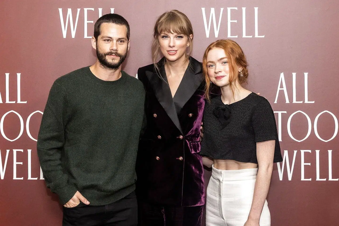 Taylor Swift sammen med skuespillerne Dylan O'Brien og Sadie Sink – der efter alt at dømme spiller hende og Jake Gyllenhaal i kortfilmen 'All Too Well', som sangerinden har udgivet i forbindelse med genudgivelsen af hendes sang af samme navn.