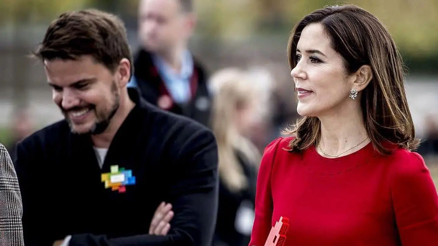Bjarke Ingels har også designet 'Lego House'. Her ses han ved åbningen sammen med kronprinsesse Mary.