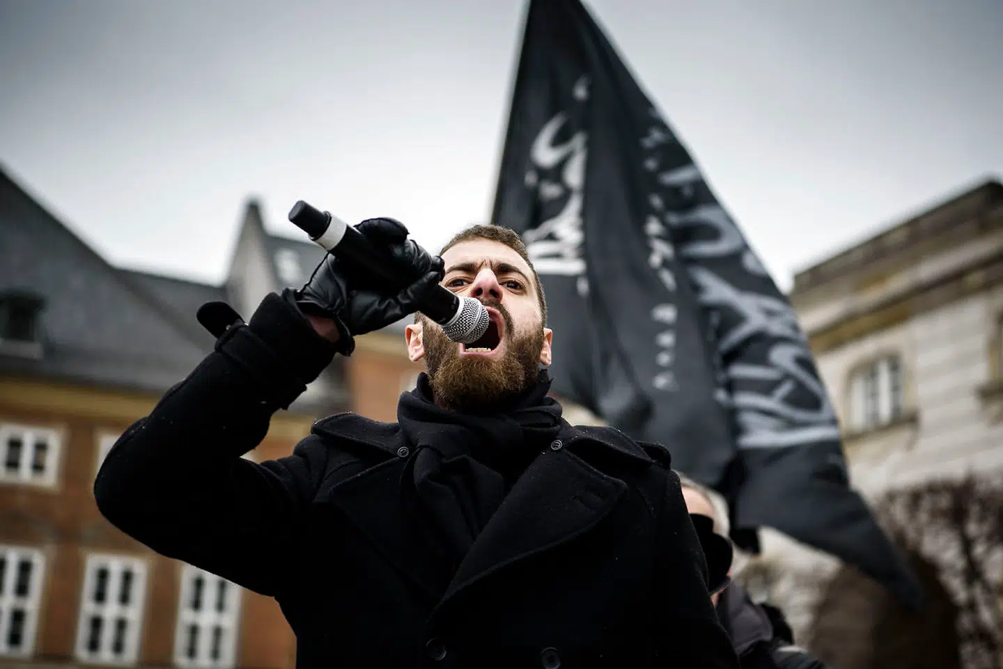 Her ses, hvordan Hizb ut-Tahrir afholder fredagsbøn på slotspladsen foran Christiansborg i foråret 2019.