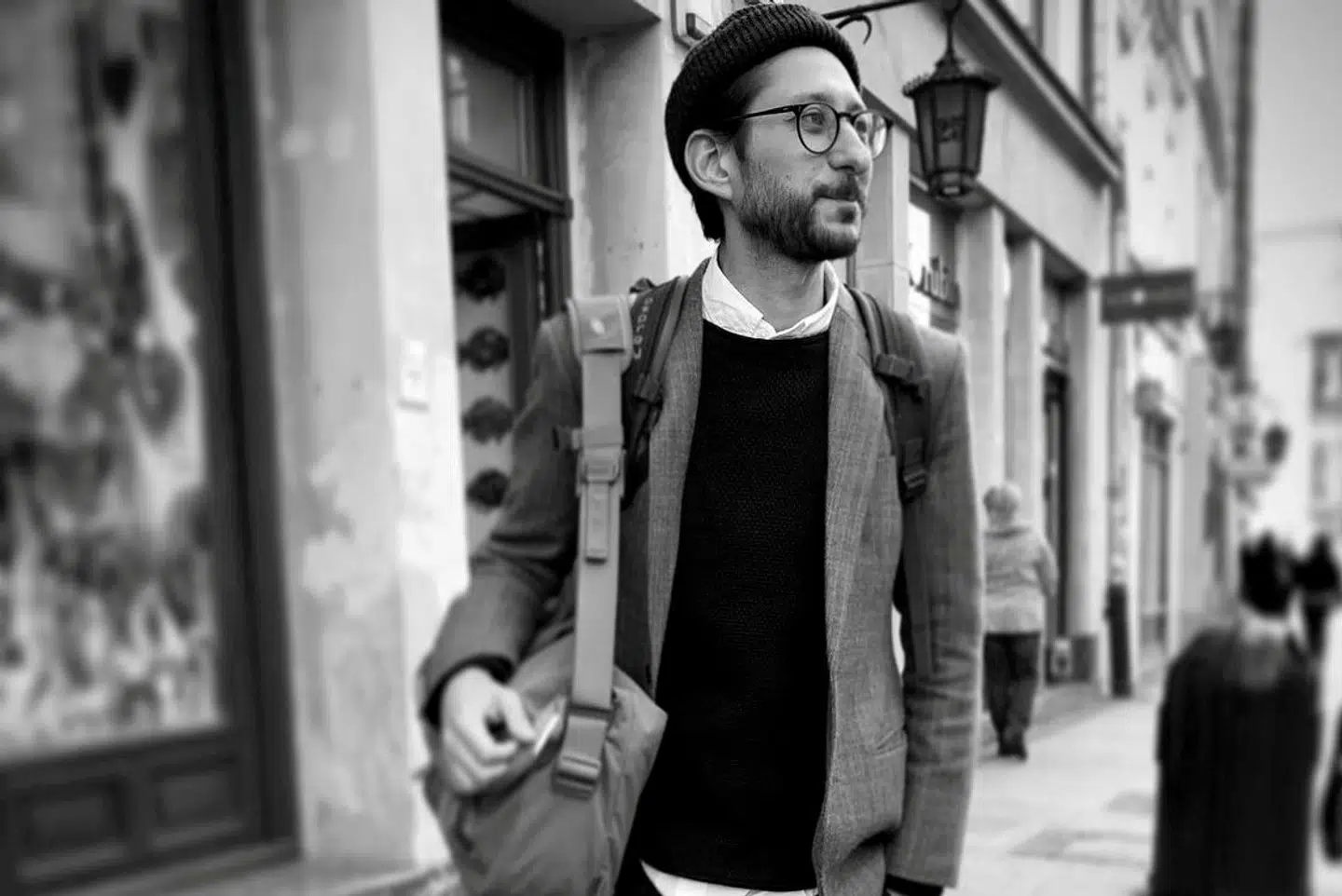 Den 37-årige amerikanske journalist Danny Fenster, som for få dage siden blev idømt 11 års fængsel af en domstol i Myanmar, er mandag om bord på et fly ud at landet, skriver Reuters. Handout/Reuters