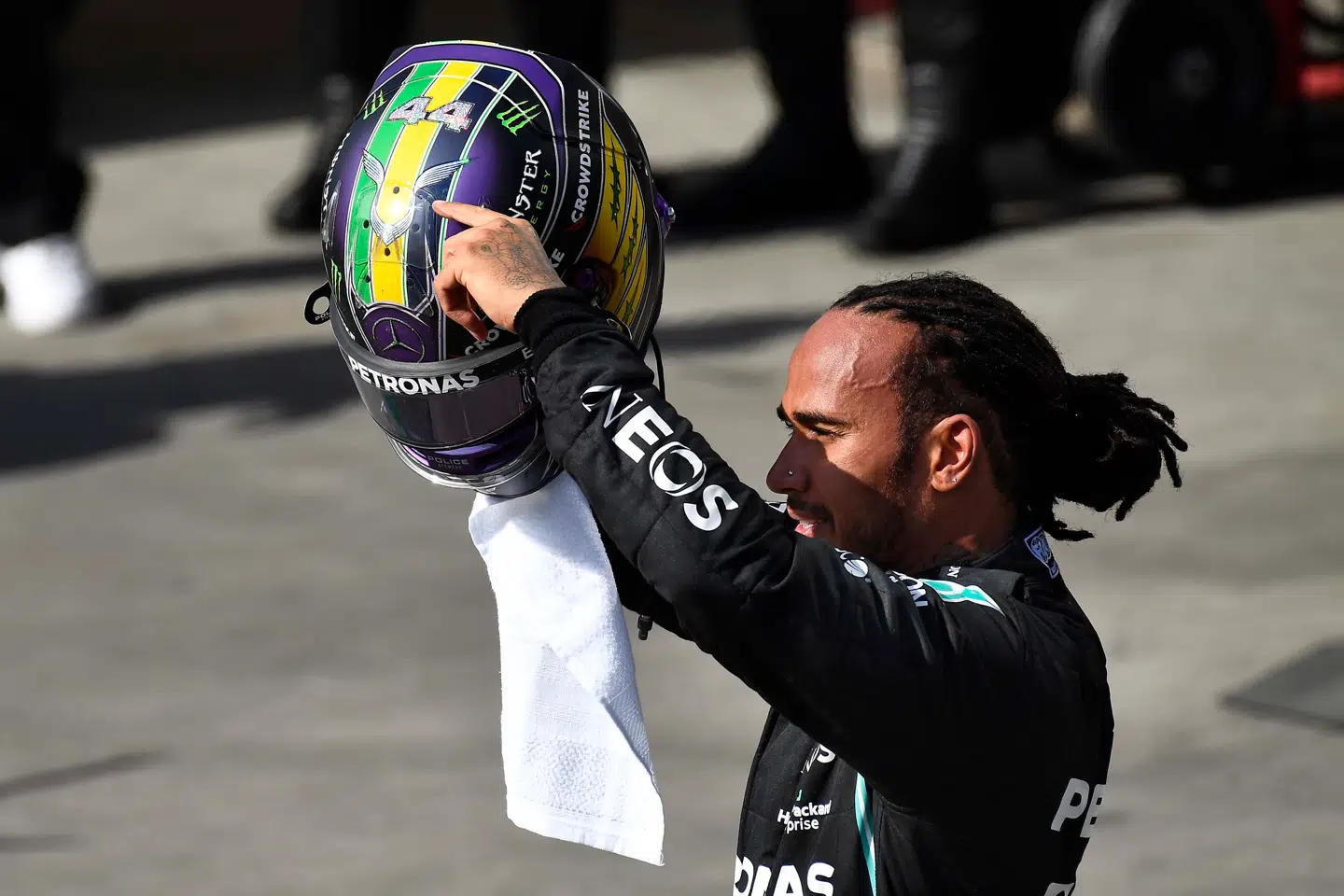 Lewis Hamilton viser sin specielle Ayrton Senna-hjelm til de brasilianske fans.