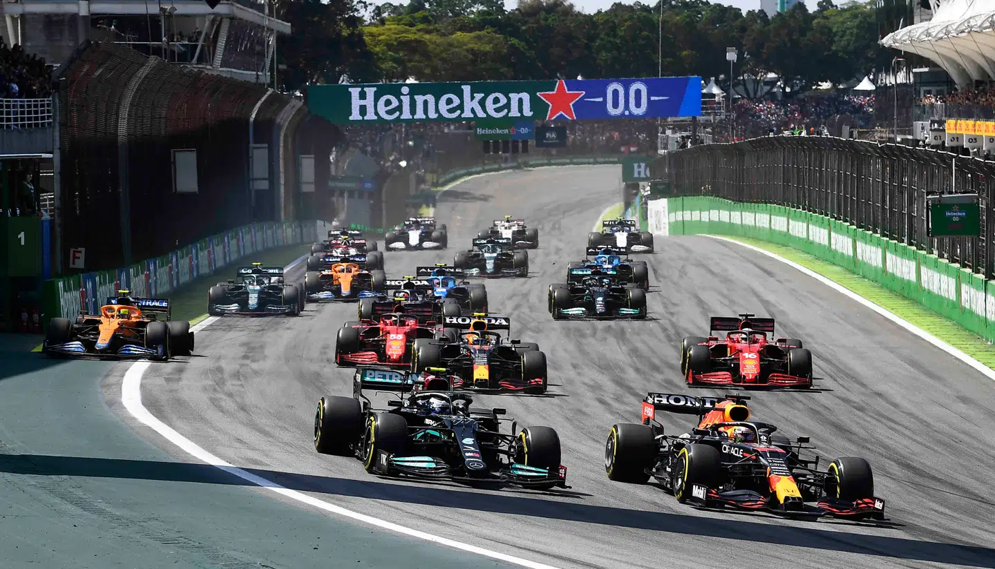 Max Verstappen (Red Bull-Honda) tog føringen ved starten, men blev med cirka 10 omgange til mål overhalet af Lewis Hamilton (Mercedes).