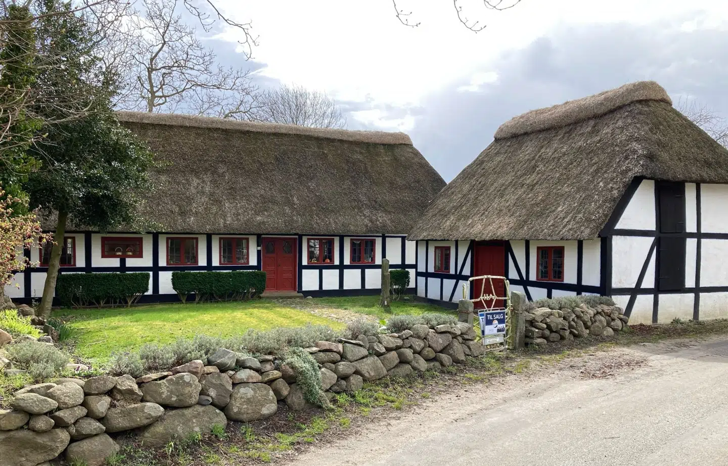 Her er den hyggelige herregård fra år 1758, 'Ålen' lige har købt. Foto: Privat.