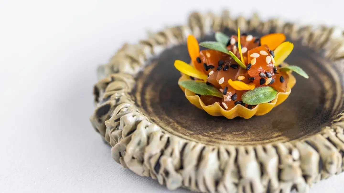En af de 18 retter: sprød tærte med sojamarineret hamachi og spicy sesamcreme
