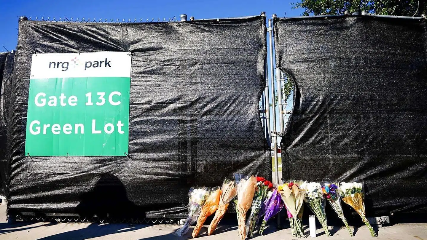 Der er i dagene efter tragedien blevet lagt blomster ved festivalspladsen.