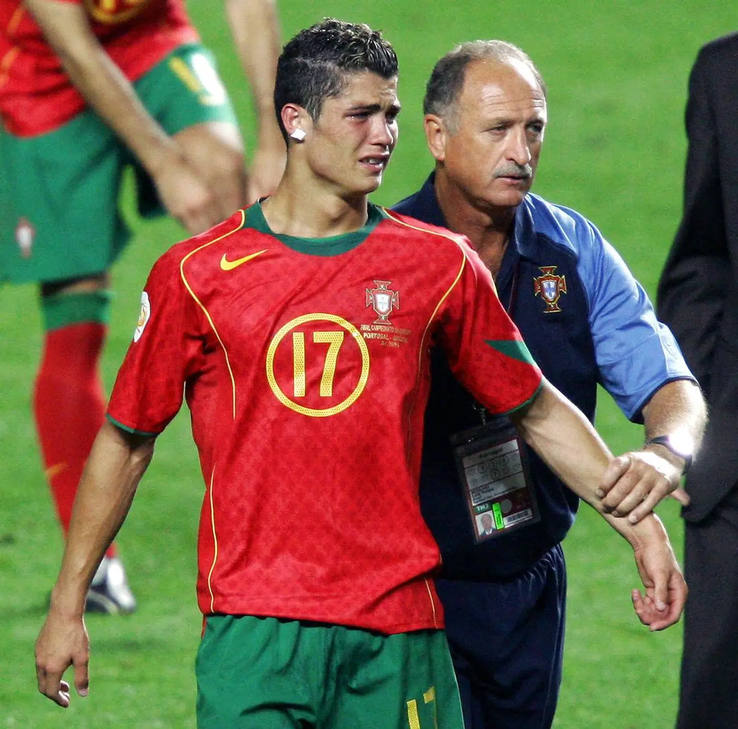 En slukøret Ronaldo forlader banen efter EM-finale-nederlaget til Grækenland i 2004