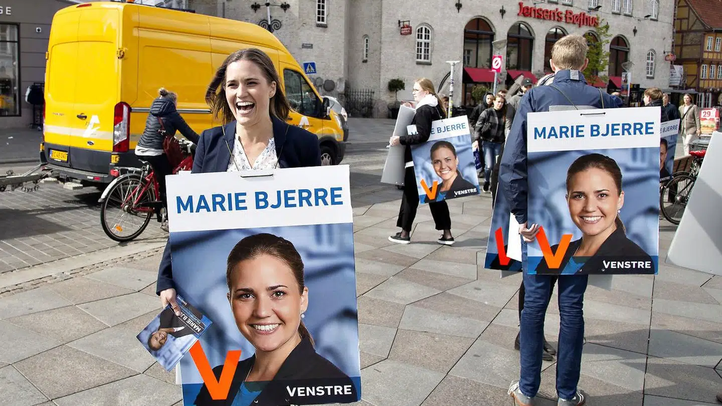 Venstres Marie Bjerre på gaden i centrum af Aalborg med plakater på af den lokale kandidat ....Marie Bjerre, tirsdag den 7. maj 2019.. (Foto: Henning Bagger/Ritzau Scanpix)