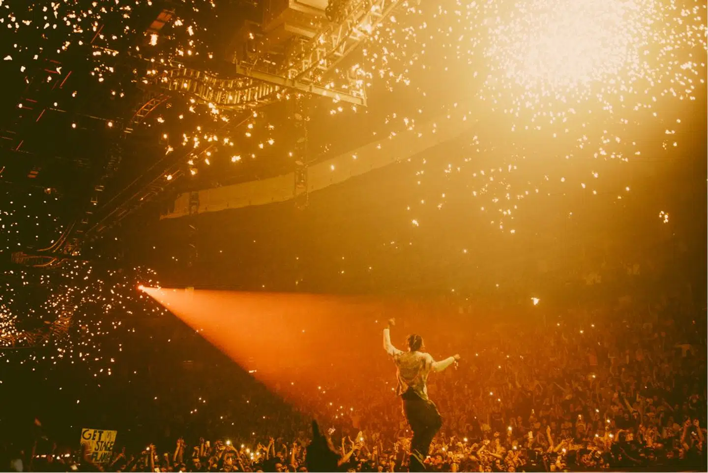 Travis Scott i midten af det inferno og kaos, som han elsker og opildner.