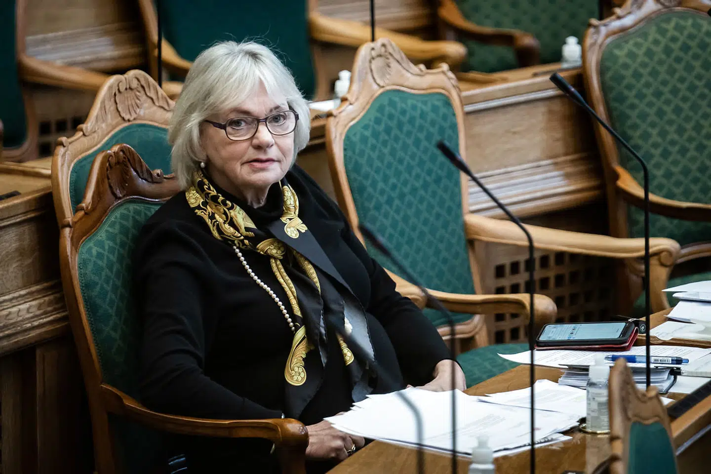 Pia Kjærsgaard – med sin mobil ved sin side.