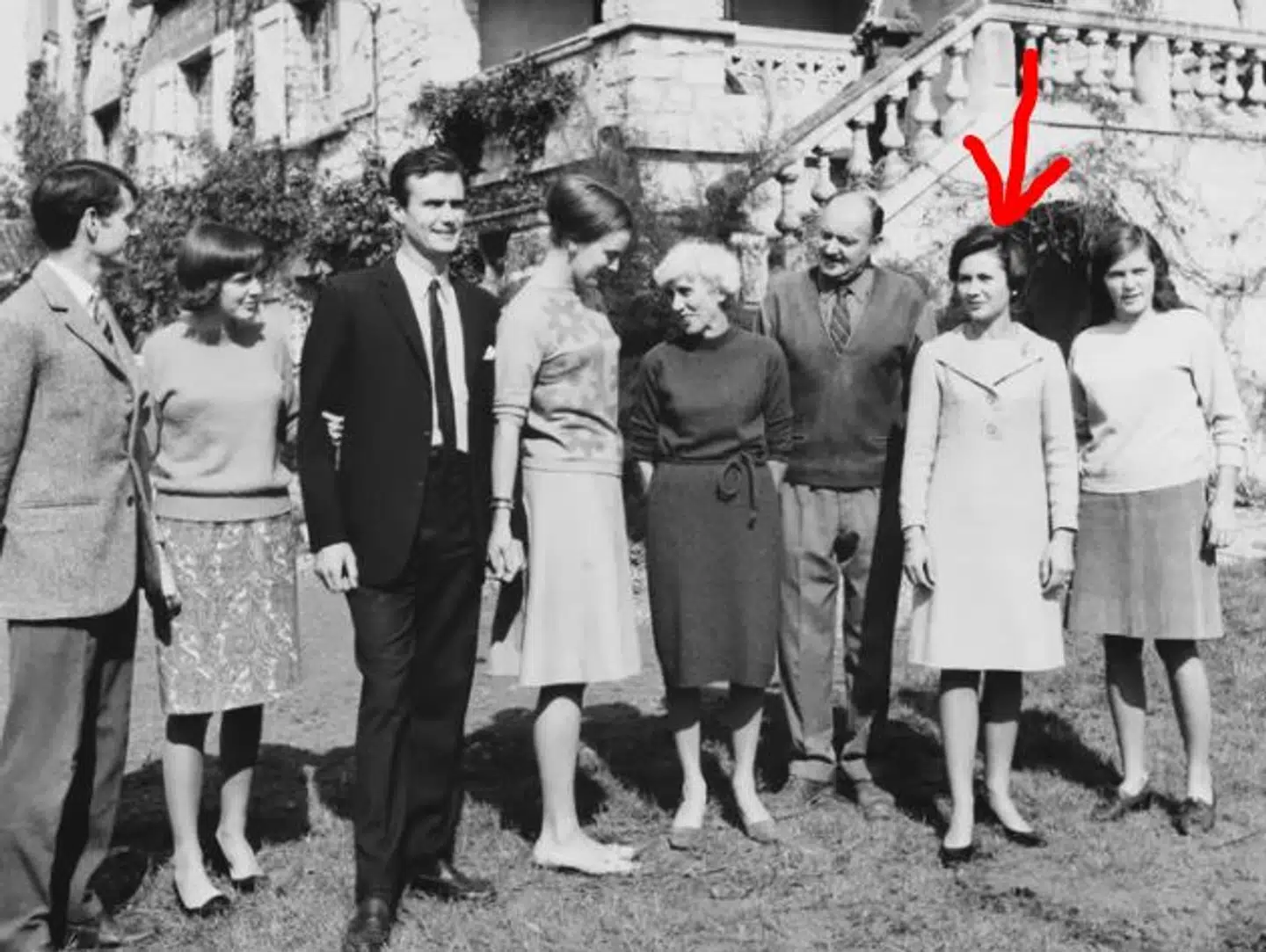 Her ses en ung Prins Henrik sammen med sine fire søstre samlet på familieslottet Le Cayrou nær Cayx i Frankrig. Den røde pil peger på storesøsteren Françoise Bardin. Foto: Ritzau Scanpix.