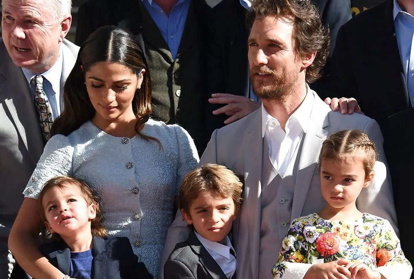 Arkivfoto fra 2014 af Matthew McConaughey og hans kone, Camila Alves, sammen med deres tre børn.