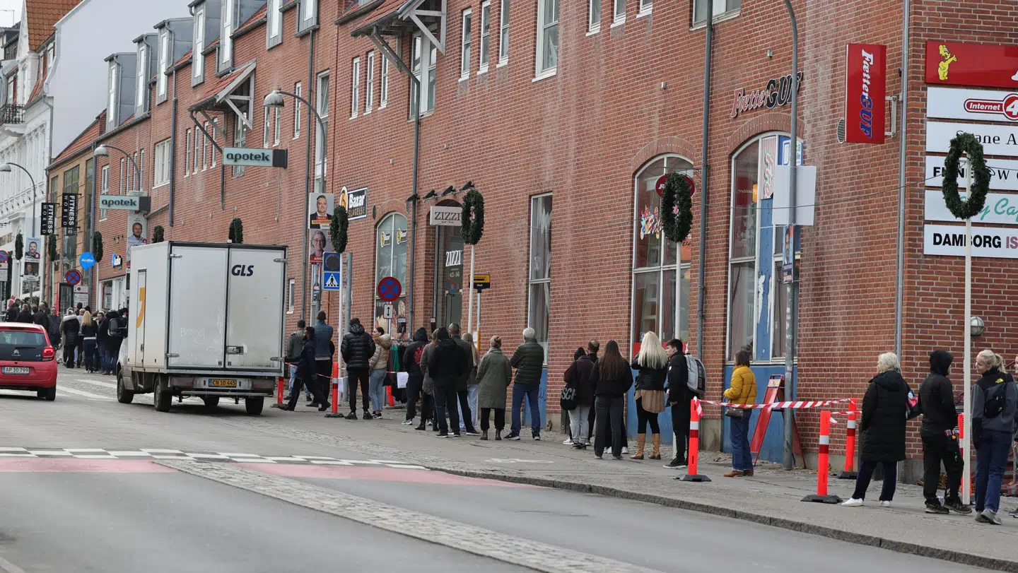 I Slagelse var der også lang kø til kviktests lørdag formiddag.
