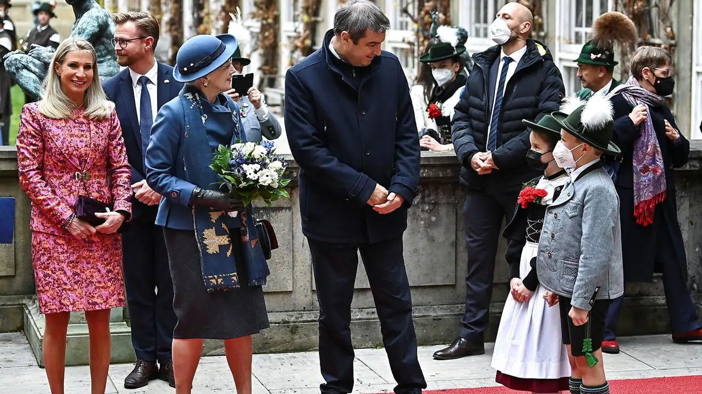 Dronning Margrethe mødte Bayerns ministerpræsident, Markus Söder og hans hustru, Karin Baumüller-Söeder. Desværre var statsbanketten i München aflyst på grund af skyhøje coronasmittetal.