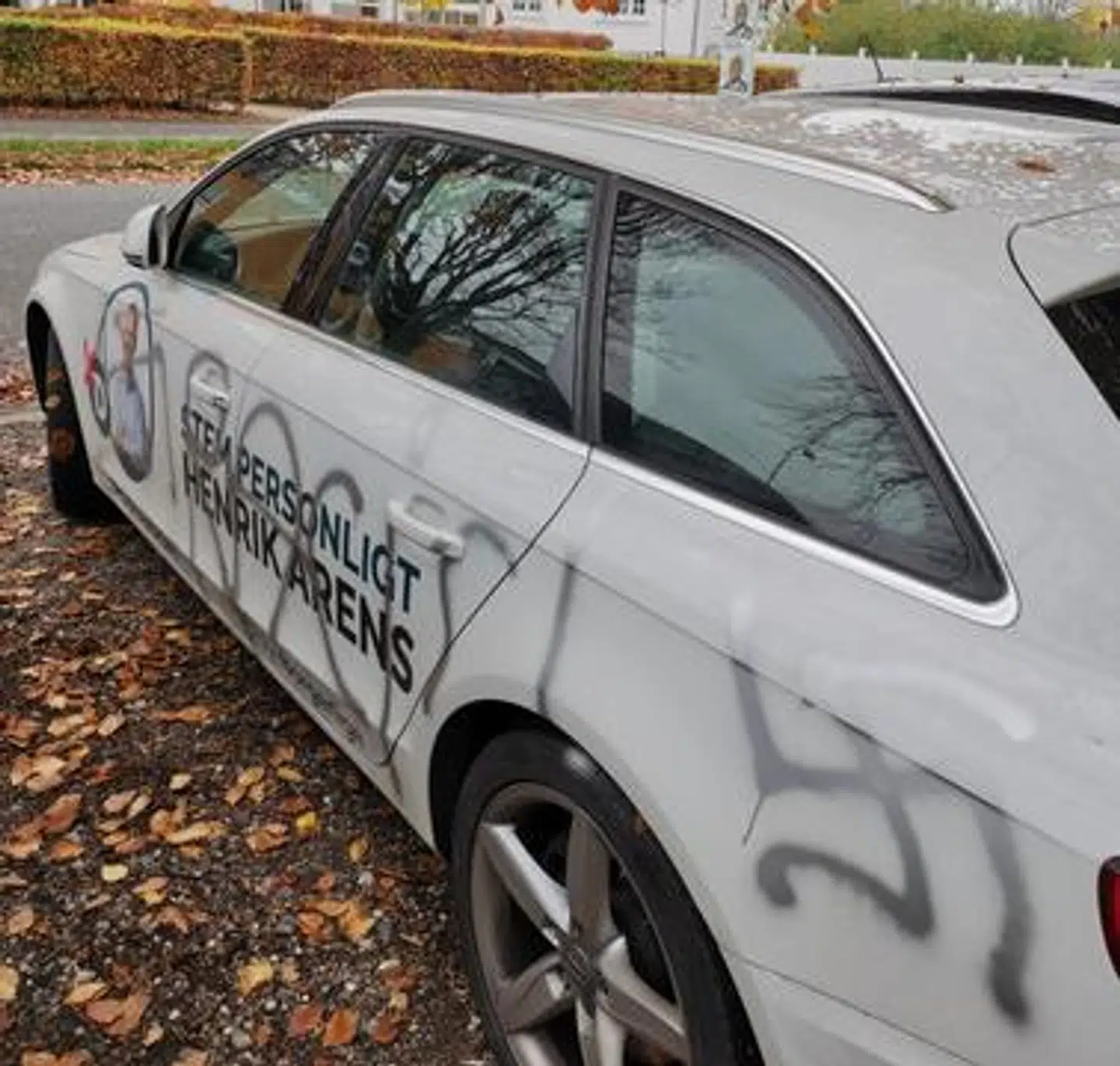Det er først, efter Henrik Arens har fået Nye Borgerlige-reklamer på bilen, at han har oplevet hærværk.