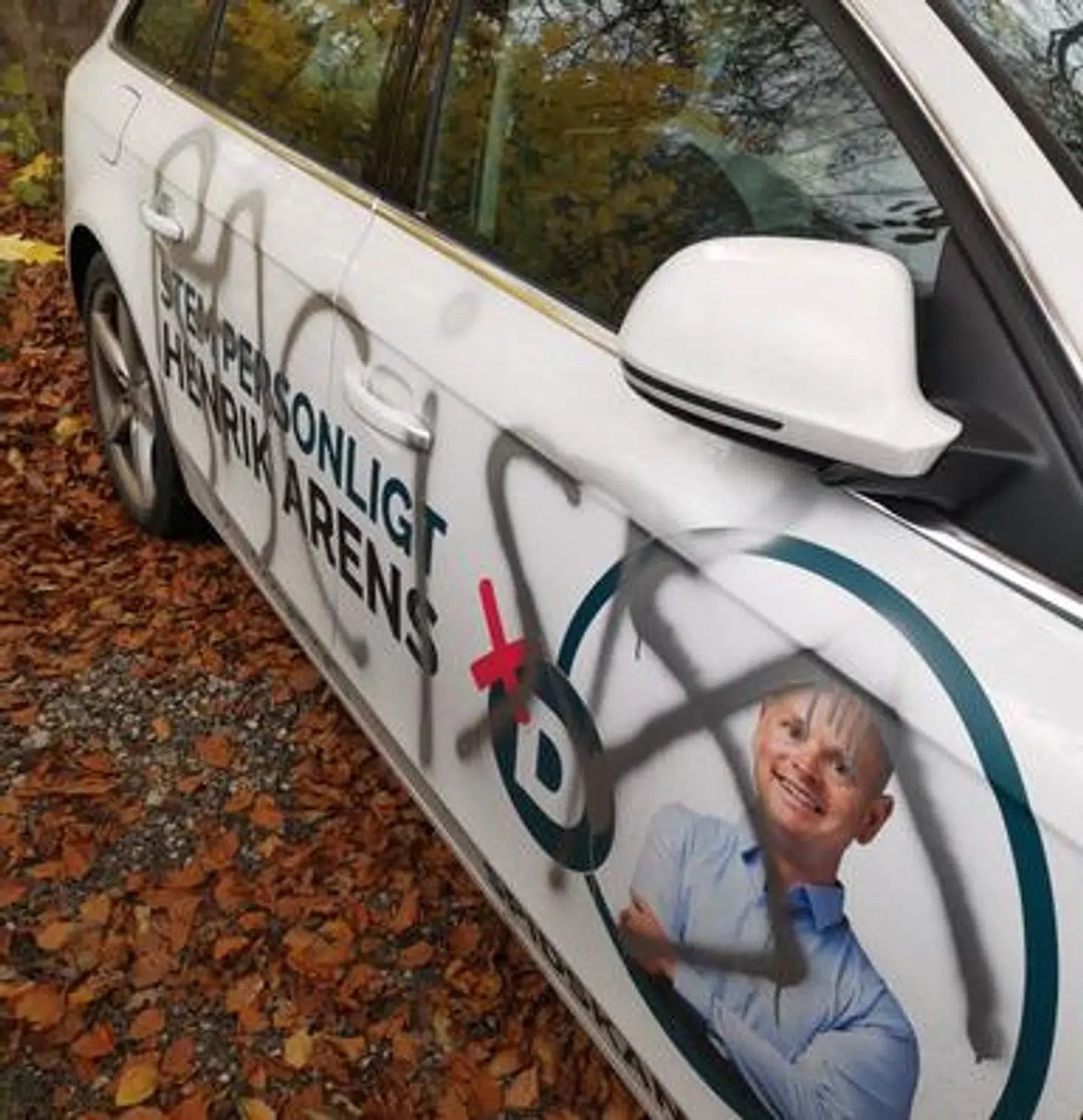 I ny og næ får Henrik Arens også kommentarer på Facebook om, at han er racist eller nacist.