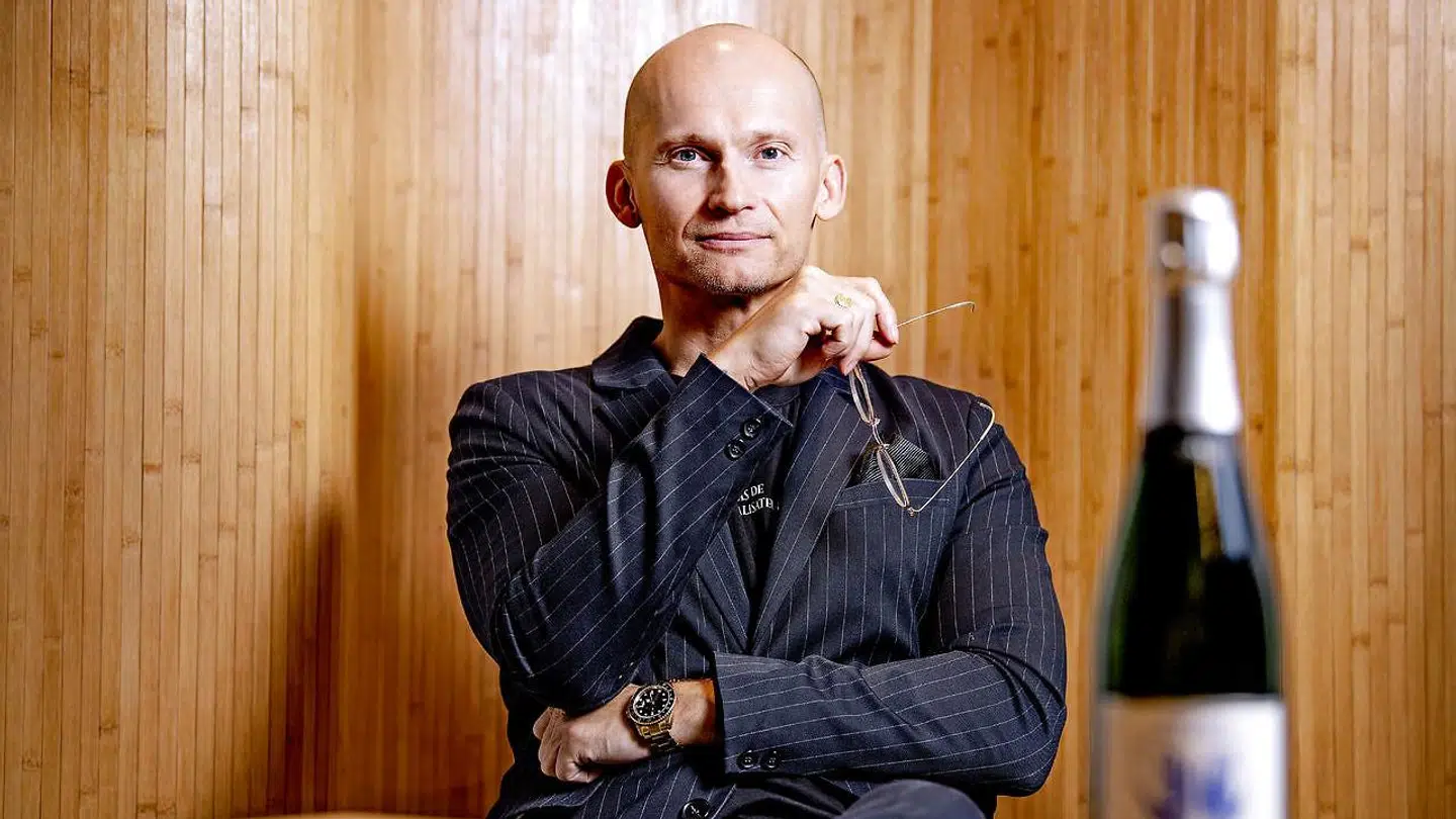 Christian Stadil med sin champagne.