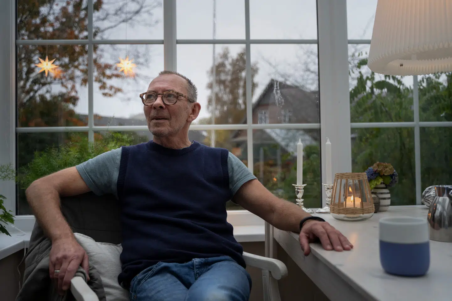 Anders Baggesen holder af at sidde i husets udestue, fordi lyset er bedre og naturen er tættere på.
