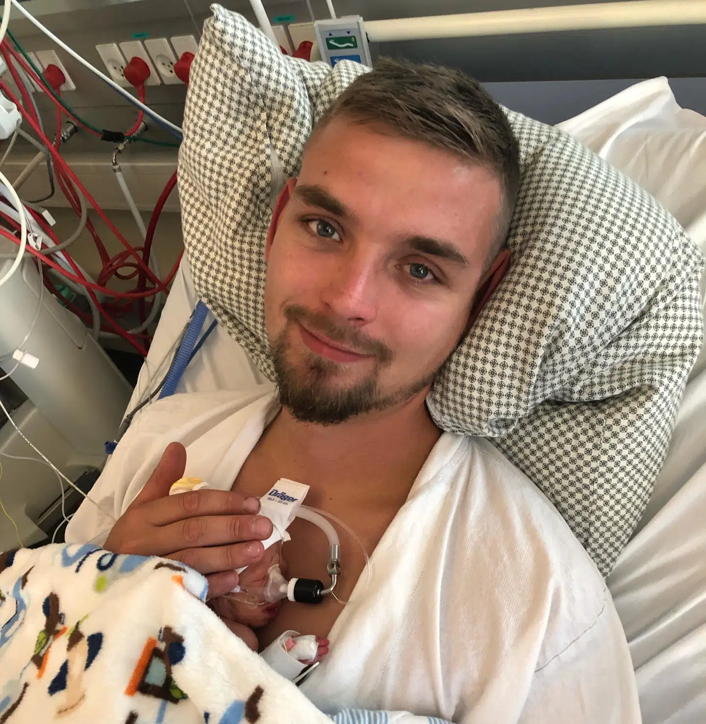 Casper Ferdinandus havde også en hård start med rollen som forælder, fordi han stod med meget af ansvaret for sønnen, Hugo, selv, da Jacqueline Ferdinandus var indlagt på en anden afdeling.