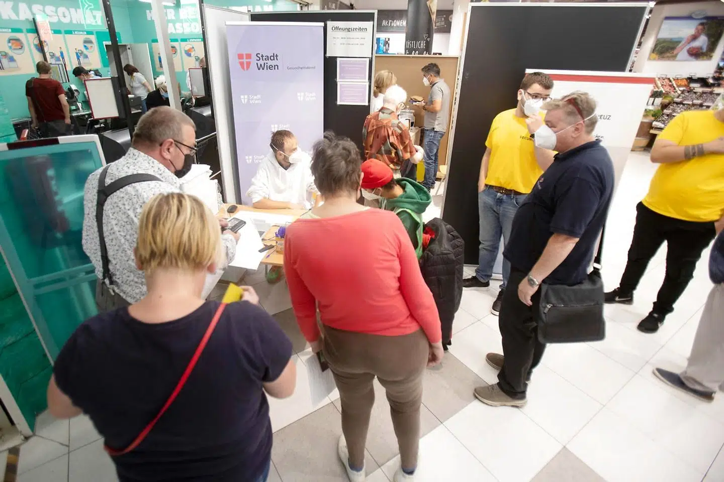 Folk står i kø for at få en vaccination mod corona i derre supermarked i Østrig. Her kræver de ikke en tid, for at møde op.