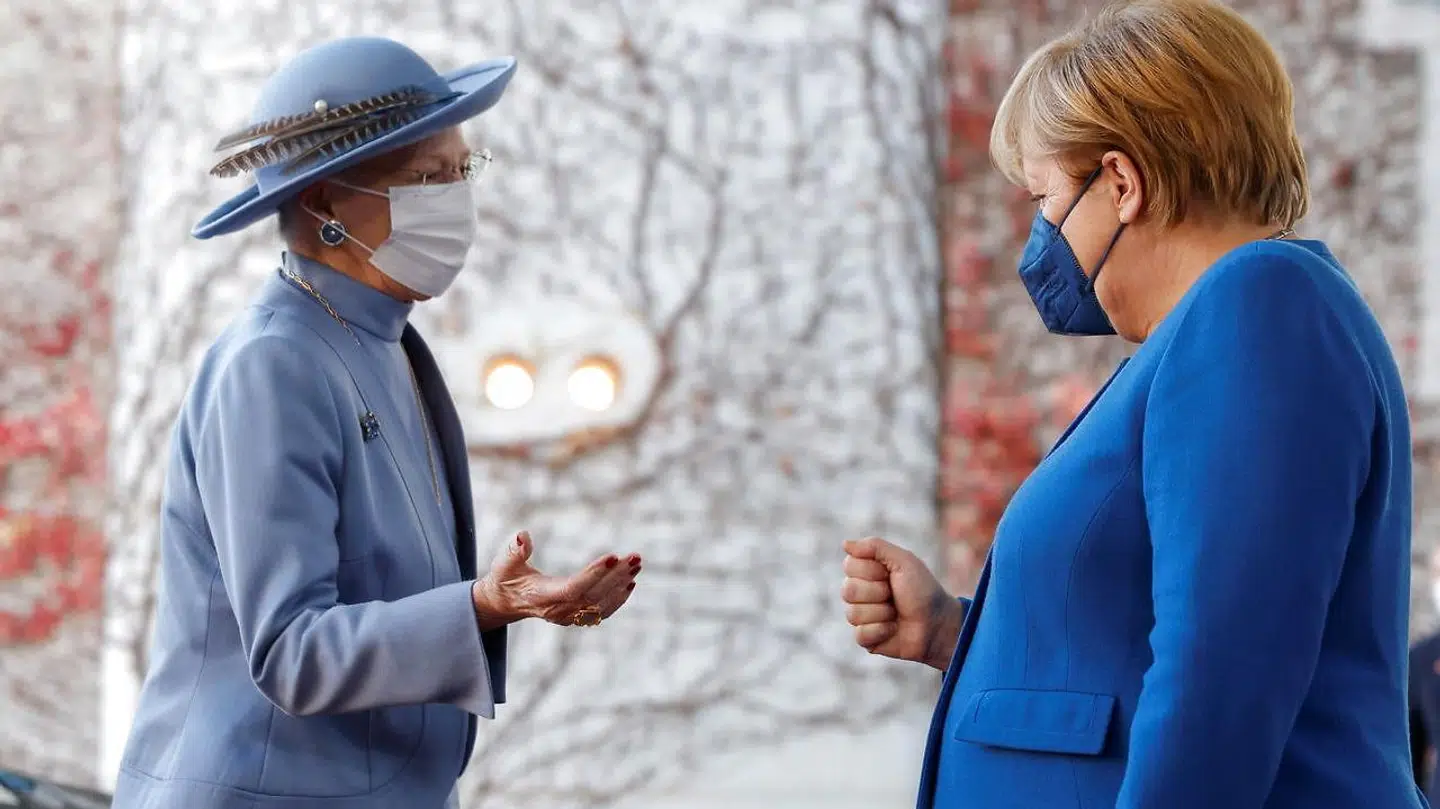 Dronning Margrethe var ikke helt med på den tyske 'fist-bump'-coronahilsen, som Angela Merkel prøvede med.