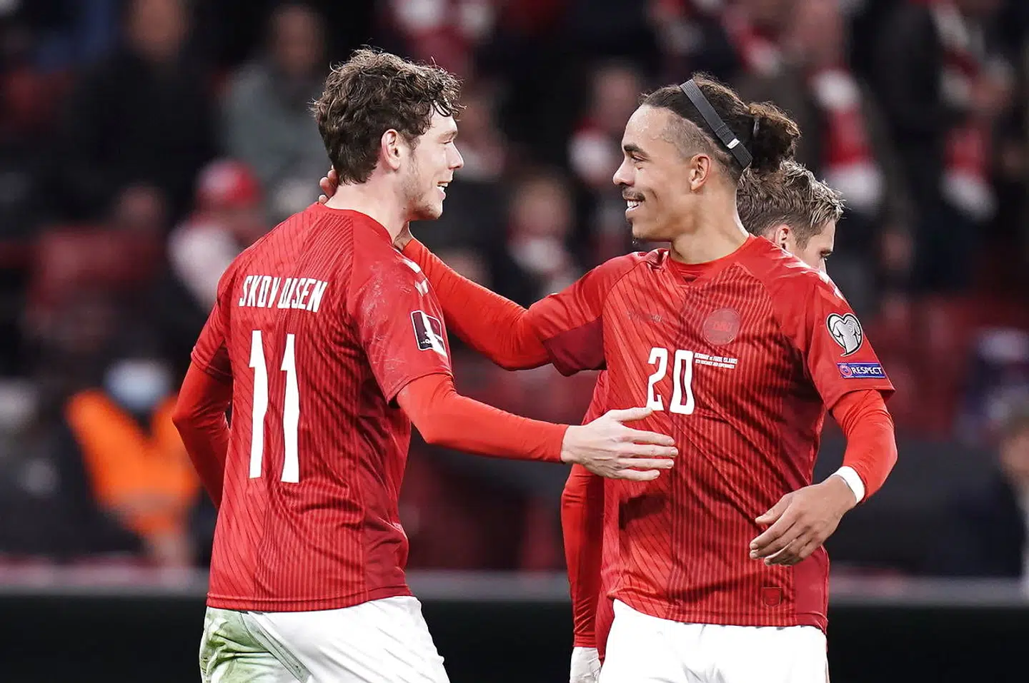 Danmarks Andreas Skov Olsen (11) scorer til 1-0 og tiljubles af Yussuf Poulsen (20). VM-kvalifikationskampen mellem Danmark - Færøerne i Parken, fredag den 12 november 2021