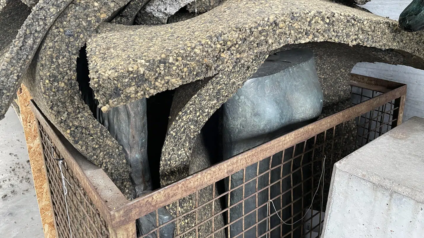 Poul Weiles figur 'Adapted Surroundings' står lige nu opmagasineret på Odense Kommunes lager.