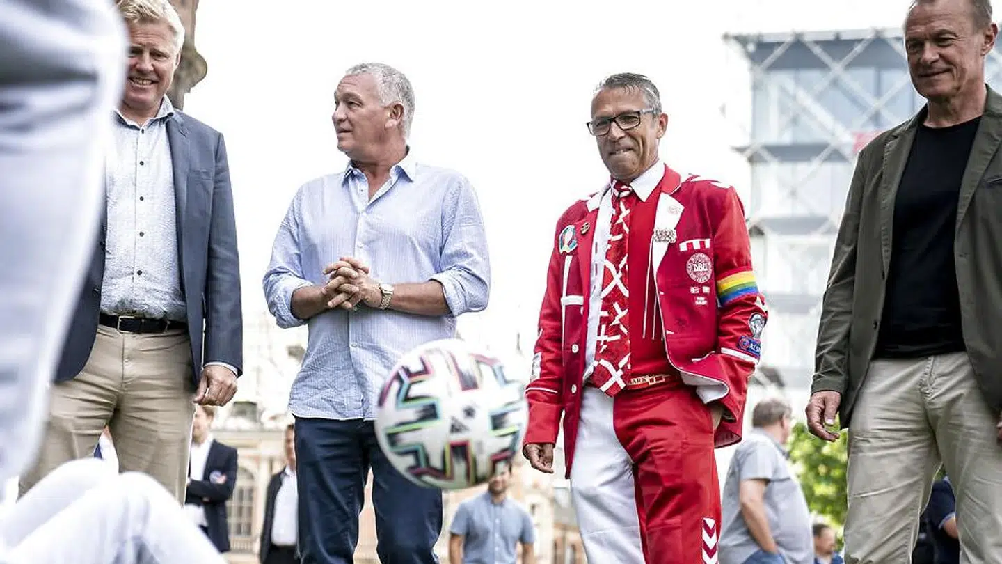 Tidligere formand for foreningen De Danske Rooligans Claus Amondsen har været bidt af fodbold og fankultur, siden hans far tog ham med ind at se Danmark mod Italien i 1981, hvor Danmark vandt 3-1 med Dino Zoff på mål. I dag er det en del af hans identitet, hvilket også ses på hans jakkesæt her på billedet.