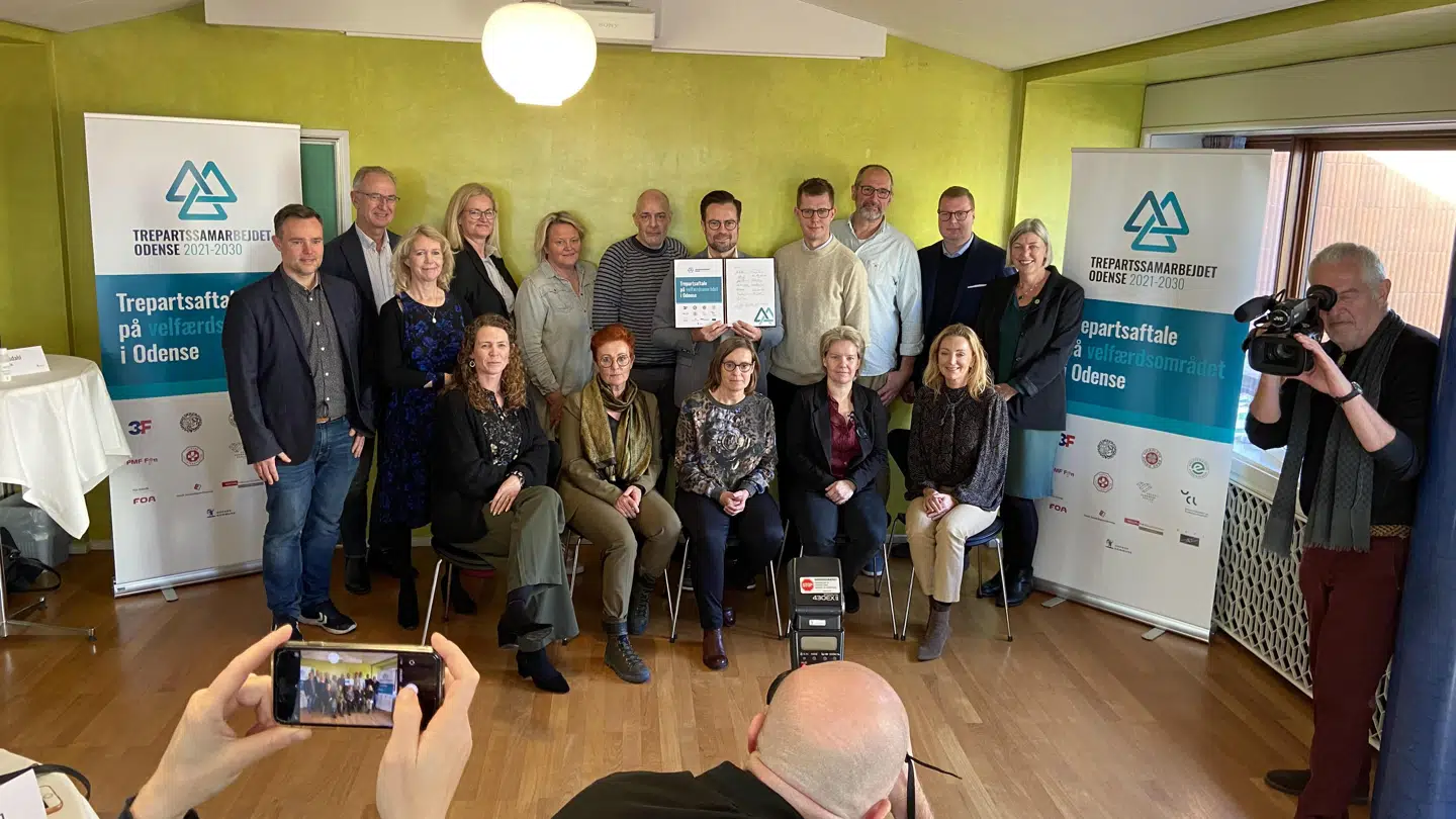 Pressemøde fire dage før kommunalvalget. Sammen med fagbevægelsen præsenterede de store etablerede partier i byrådet en såkaldt 'trepartsaftale' for velfærdsområdet. Midt i billedet står den siddende borgmester i Odense, Peter Rahbæk Juel (S). Venstres spidskandidat, Christoffer Lilleholt, var som den eneste forhindret i at deltage.