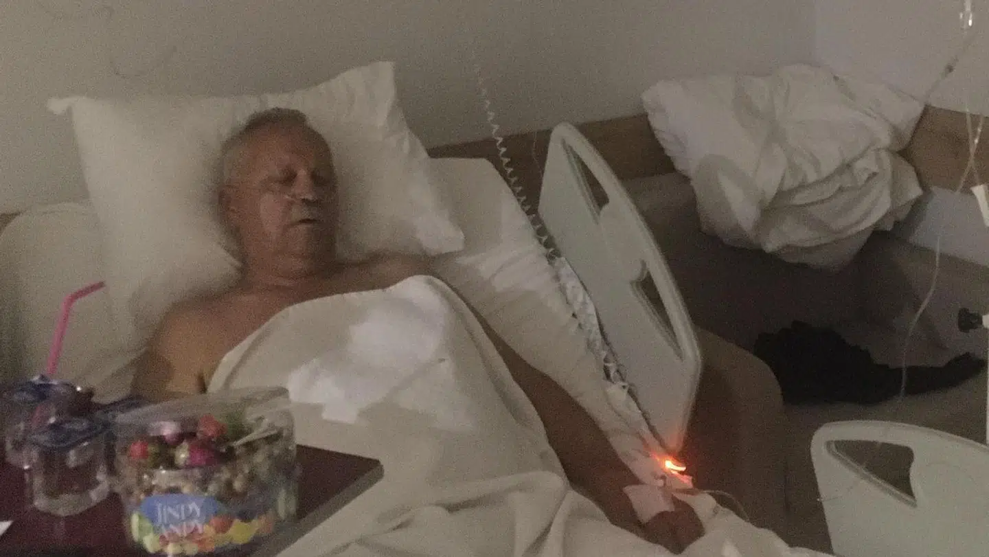 Her ses Kim Kold Bryde på hospitalet i Tyrkiet. På hospitalet havde han daglige besøg af Detur-repræsentanter.