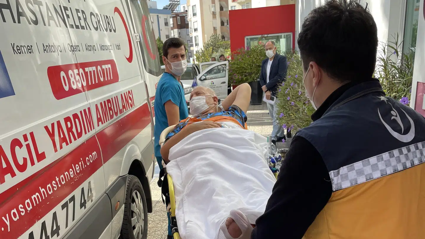 Kim Kold Bryde på vej fra hospitalet til ambulancen, der skal køre ham til ambulanceflyet.