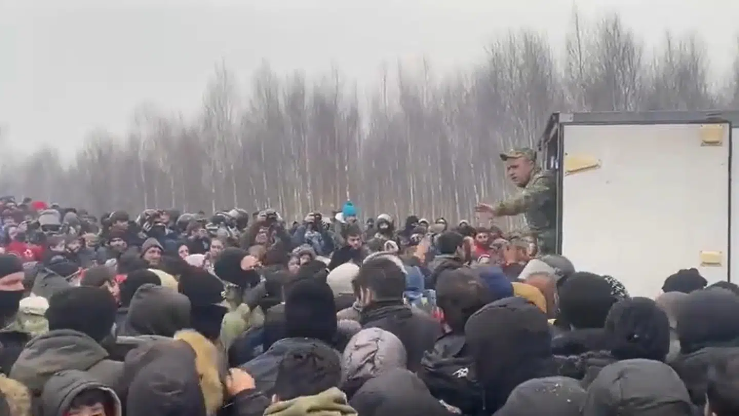 Mad og drikke deles ud til desperate migranter ved grænsen.