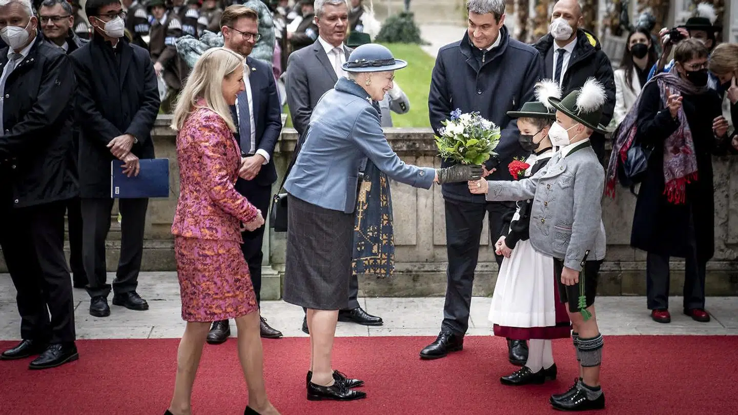 Dronning Margrethe modtages officielt af ministerpræsident i Bayern Markus Söder på pladsen foran Residenz München.