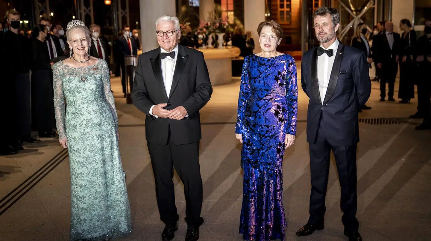 Dronning Margrethe var vært ved returmiddag på Deutsches Historisches Museum i Berlin og ses her sammen med kronprins Frederik og Tysklands præsidentpar Frank-Walter Steinmeier og Elke Büdenbender.
