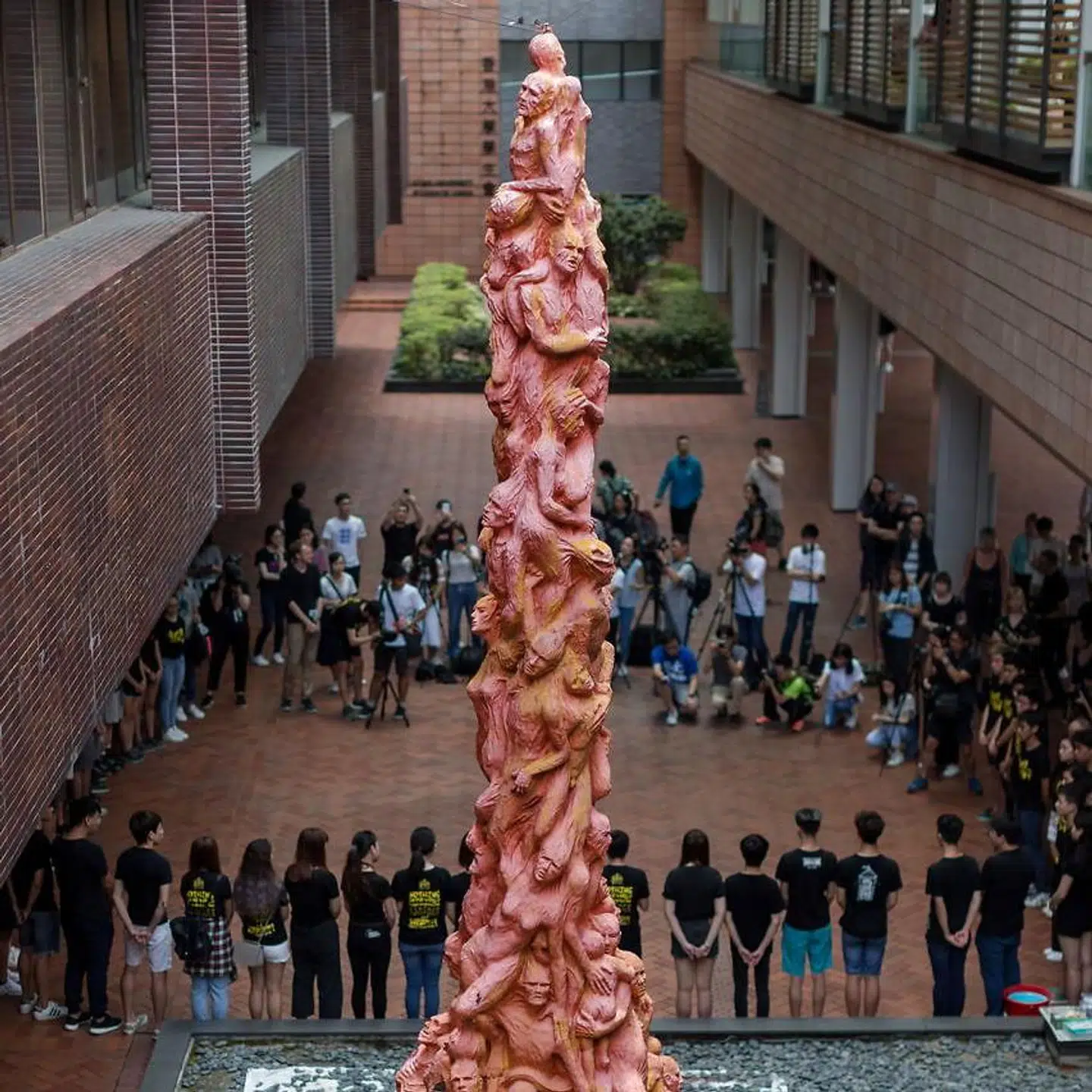Jens Galshiøts skulptur Skamstøtten troner på University of Hong Kong, men den er altså ikke længe til, at den skal fjernes.