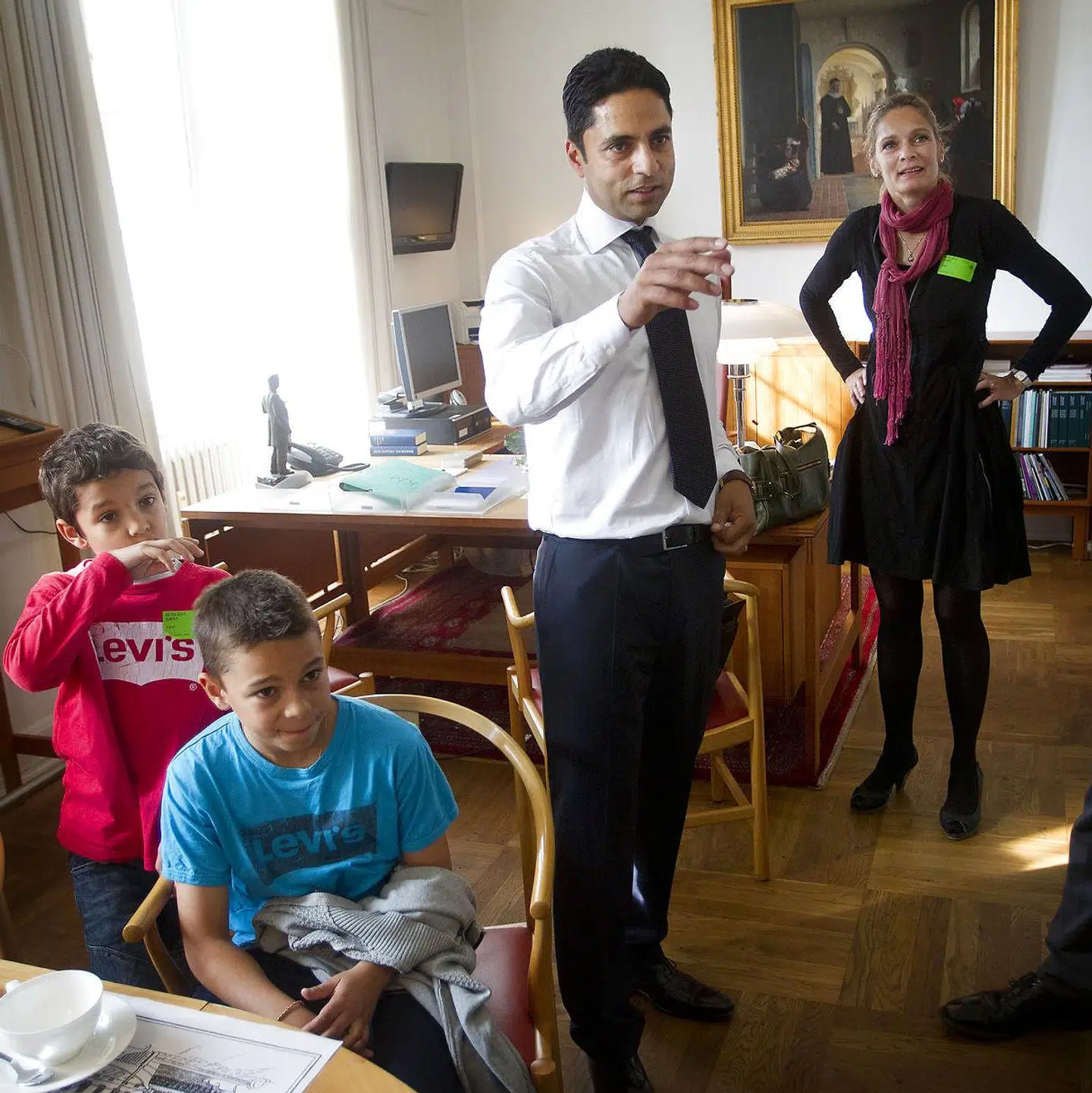 Manu Sareen med ekskonen Anya og deres to yngste børn, Alvin og Felix, på den daværende Radikale Venstre-politikers nye folketingskontor i 2011.