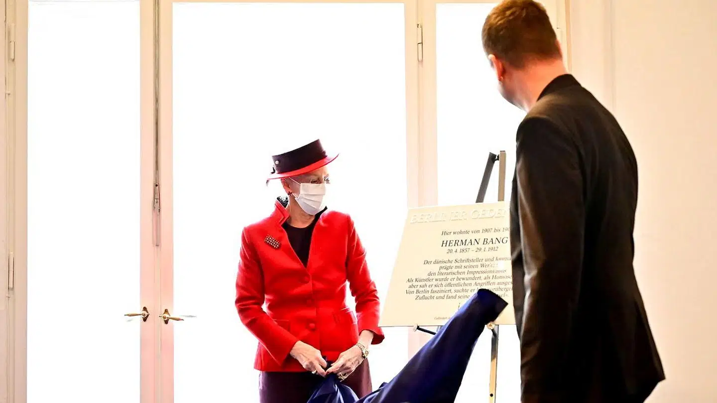 Dronning Margrethe afslører en mindeplade for Herman Bang.
