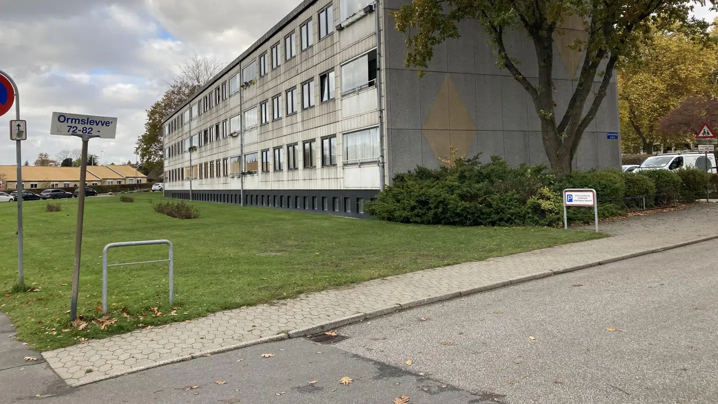 Det var her, at man på en af overvågningsvideoerne kan se en person passere gerningsstedet – ud for Ormslevvej nr. 72 lige omkring gerningstidspunktet.