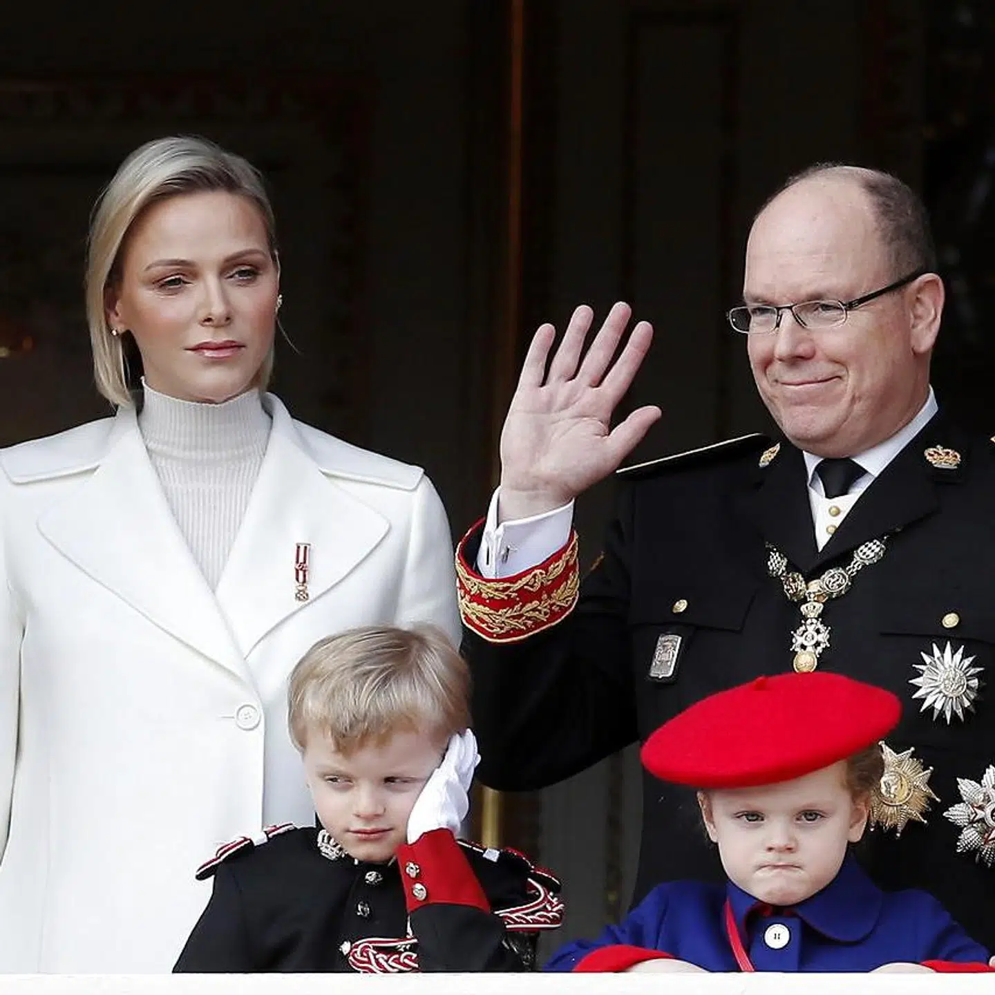 Tvillingerne og deres forældre fotograferet i november 2019.