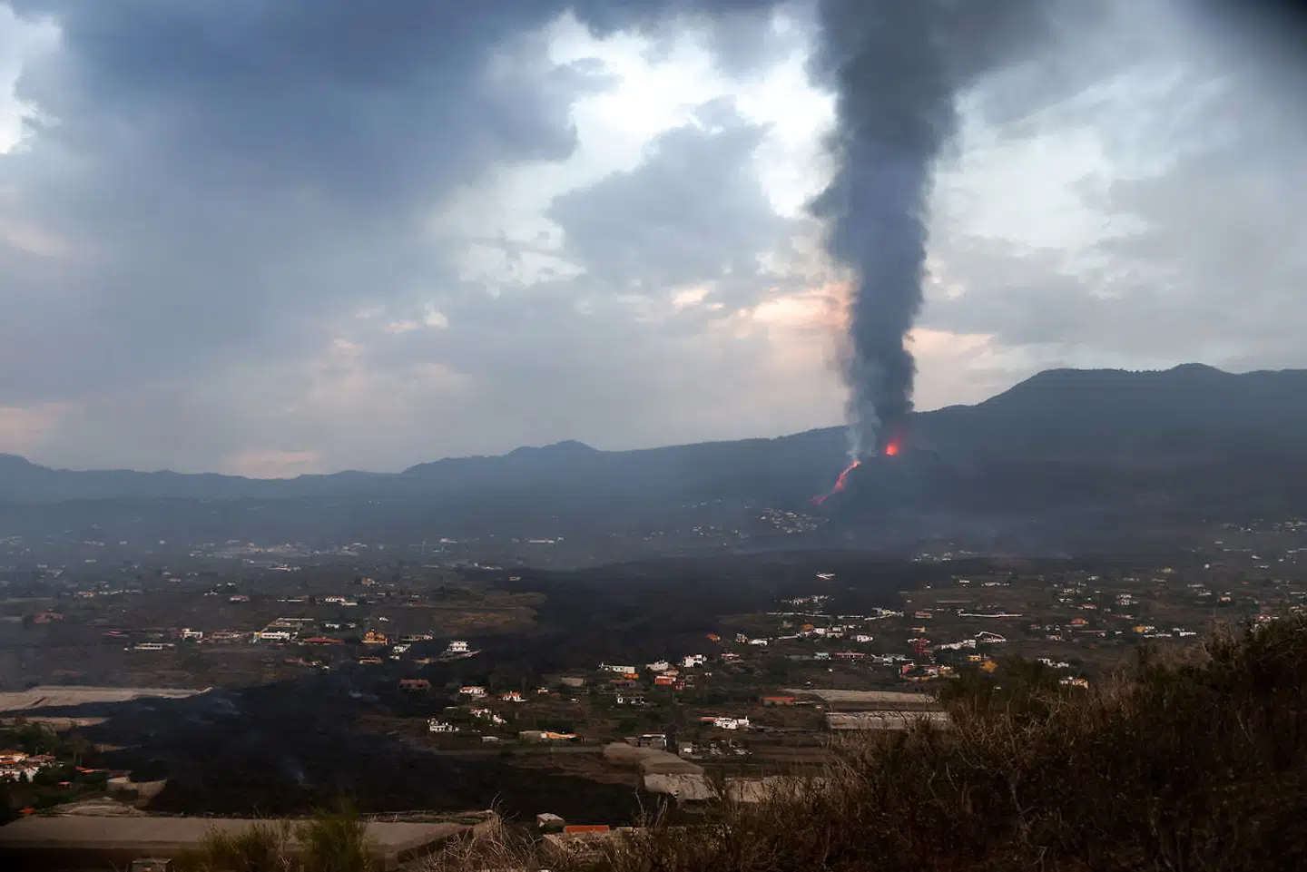 Vulkanen har indtil nu spyttet mere end 46 millioner kubikmeter lava ud.