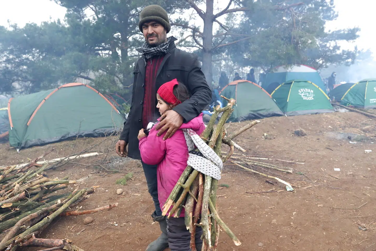 Der er både, mænd, kvinder og børn blandt de tusindsvis af migranter, der nu befinder sig i en farlig situation ved grænsen.