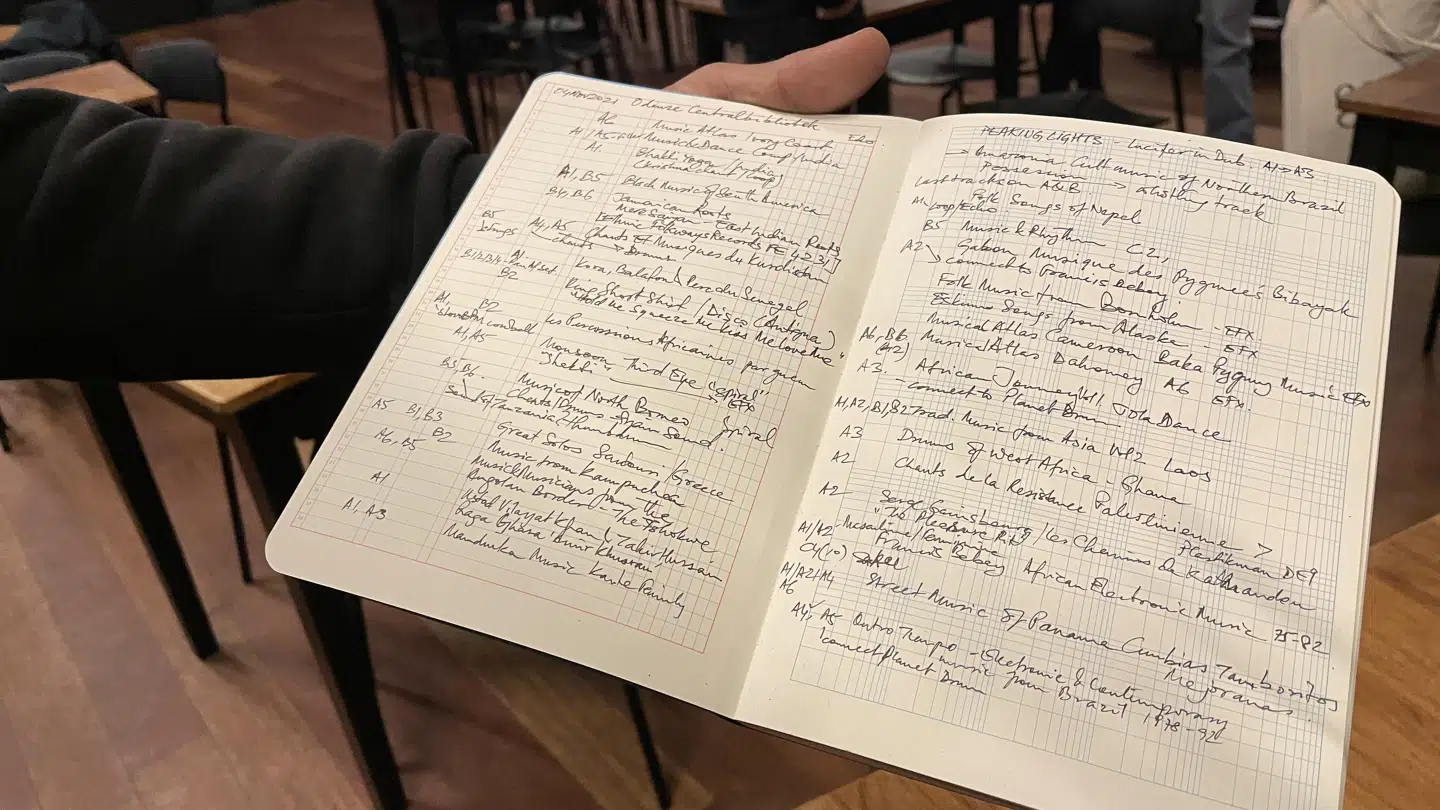 Mens han udforskede de skjulte skatte i Odense Musikbiblioteks magasin tog DJ Spincycle noter, så han kan huske hvilke plader, numre og tider, han skal spille på sine sets under Resonator.