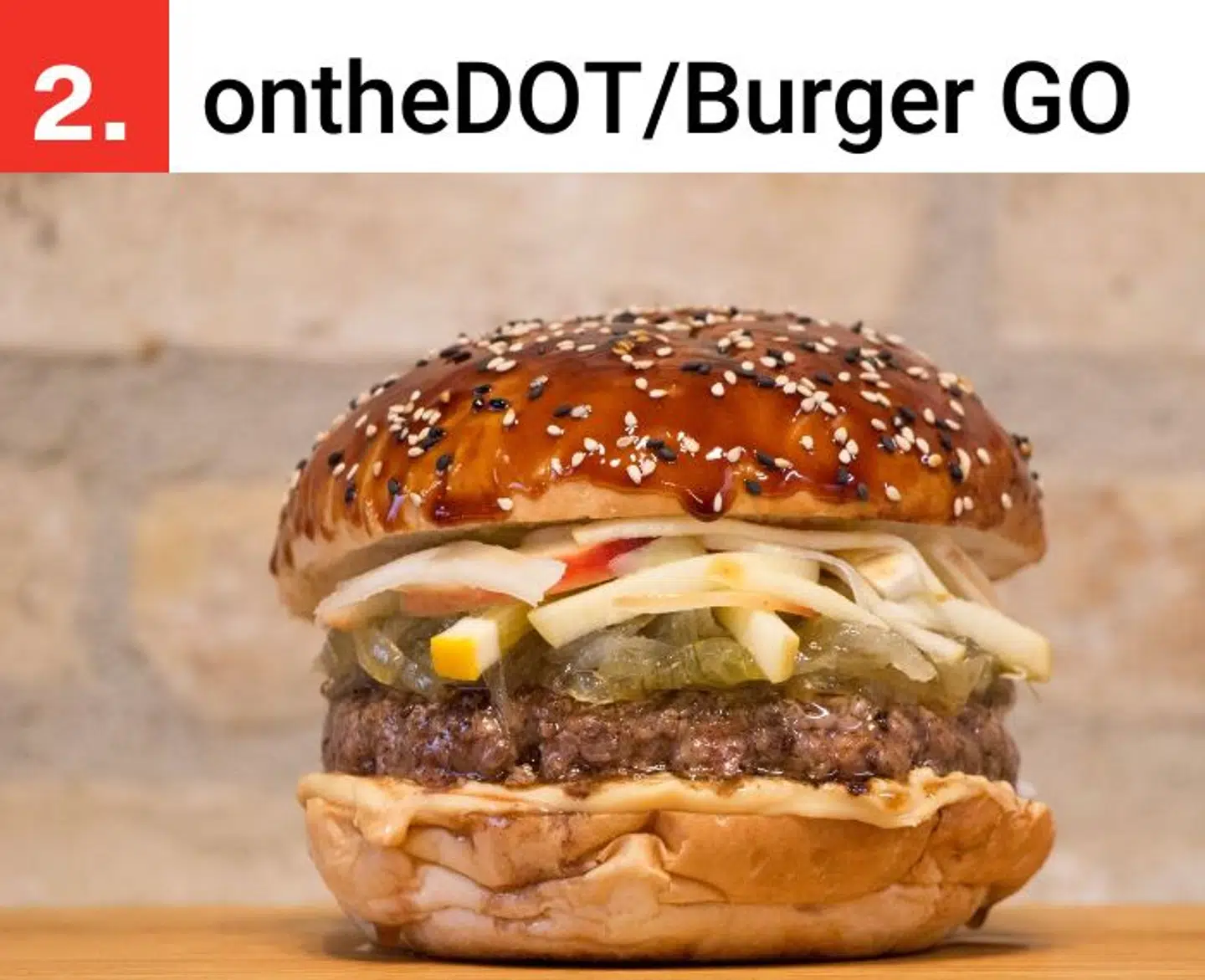 ontheDOT's mest populære burger 'Legend DOT' med Angus bøf, miso-trøffel mayo, karamelliserede løg og syltet æble og fennikel.