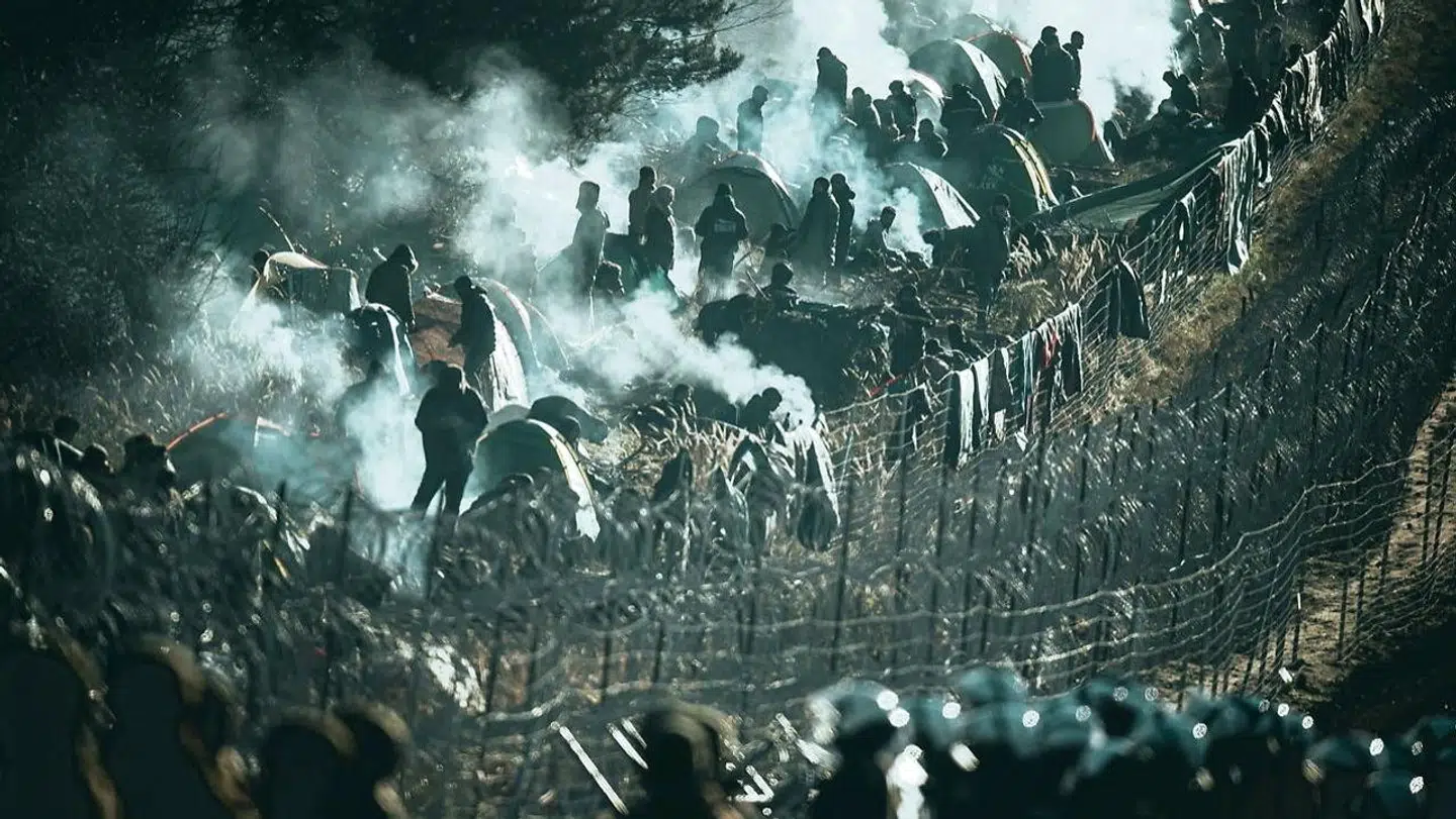 Billede fra grænsen mellem Polen og Hviderusland. På den ene side er hundredvis af migranter, på den anden side polske styrker.