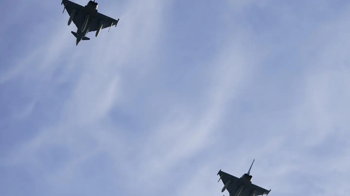 Dronning Margrethe ankommer til Berlins Lufthavn, hvor jagerfly var sendt i luften.