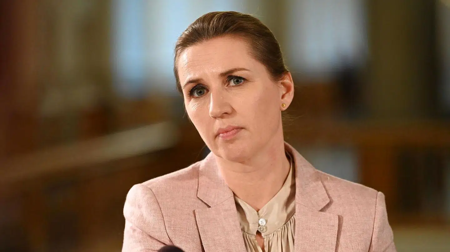 Mette Frederiksens populariet styrtdykker. Sms-sagen har ramt hende hårdt.