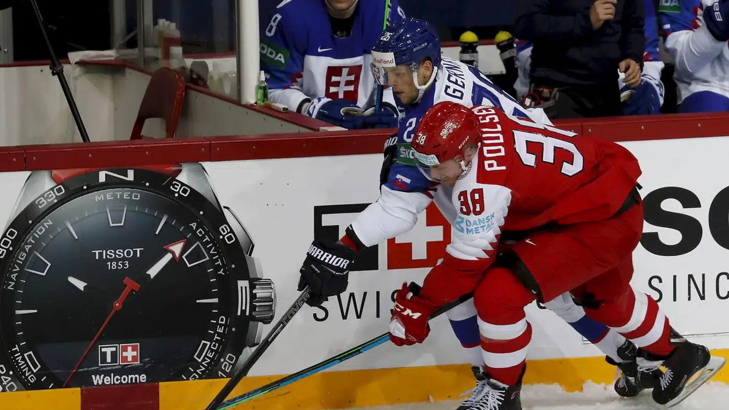 Herning-forwarden Morten Poulsen i nærkamp med en slovakisk spiller i VM –kampen i maj i Riga.